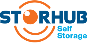 StorHub Self Storage logo met oranje en blauwe kleuren, bestaande uit een gestileerde tekst en een cirkelmotief.